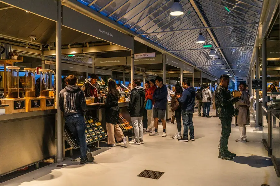 Pessoas comprando em um mercado coberto em Porto, Portugal Pessoas comprando em um mercado coberto em Porto, Portugal