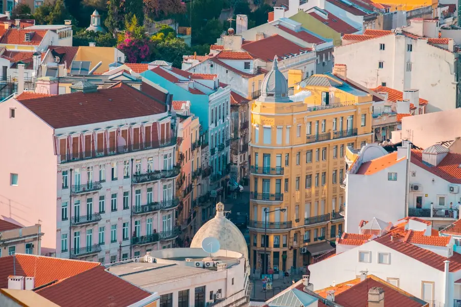 Vista aérea de Lisboa com prédios coloridos e telhados de terracota