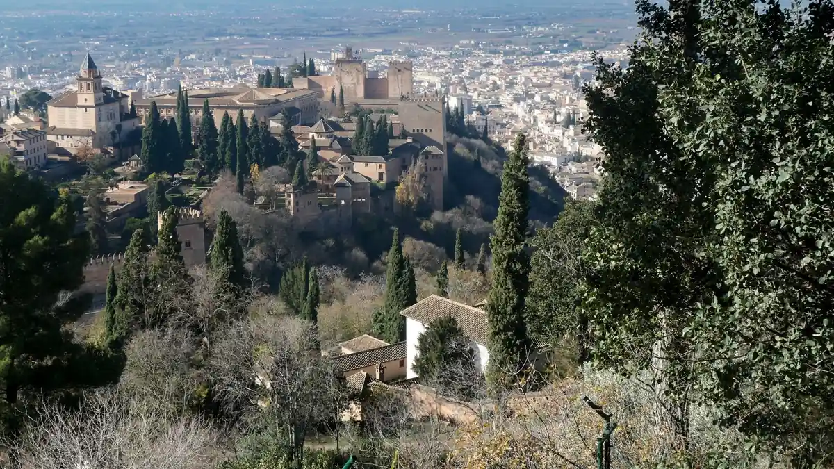 Pátio com arcos e fonte em palácio mouro na Andaluzia