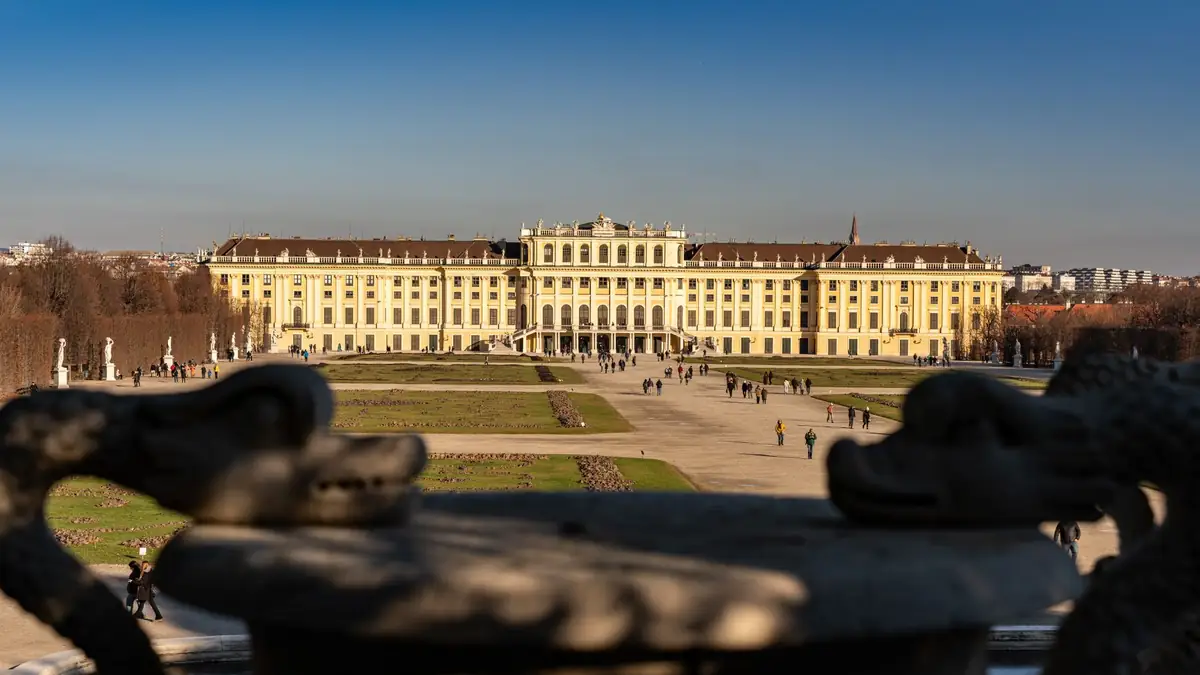 Palácio de Schönbrunn em Viena sob um céu claro