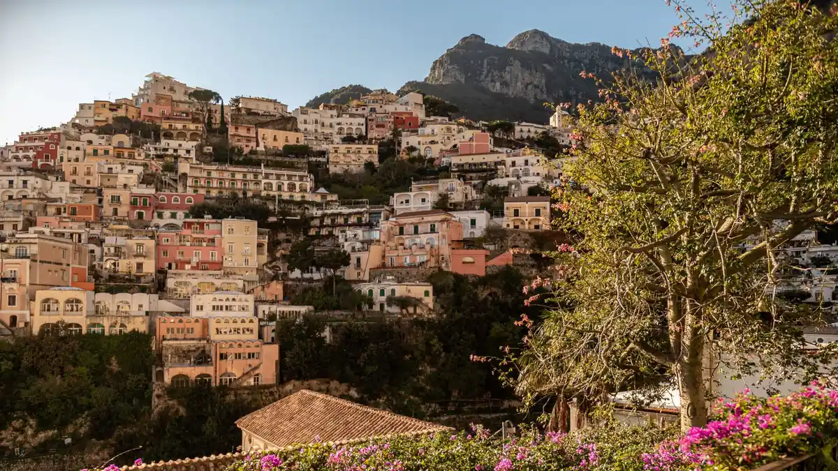 Vila colorida de Positano pendurada nas falésias da Costa Amalfitana