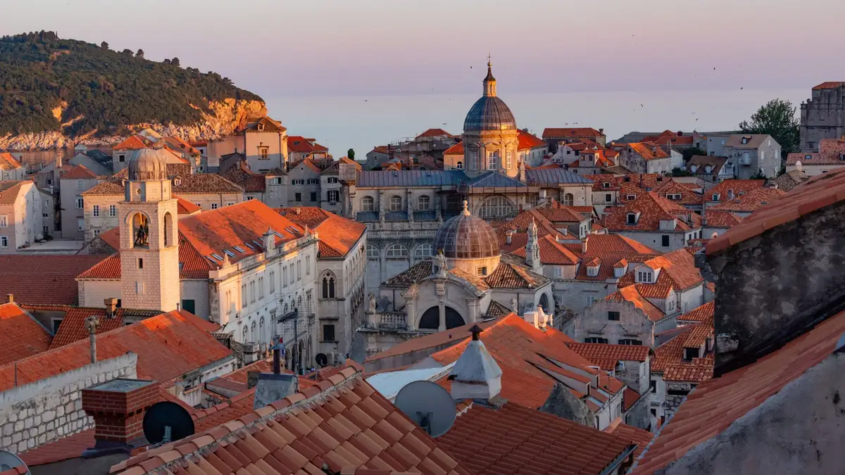 Centro histórico de Dubrovnik ao pôr do sol com telhados de terracota