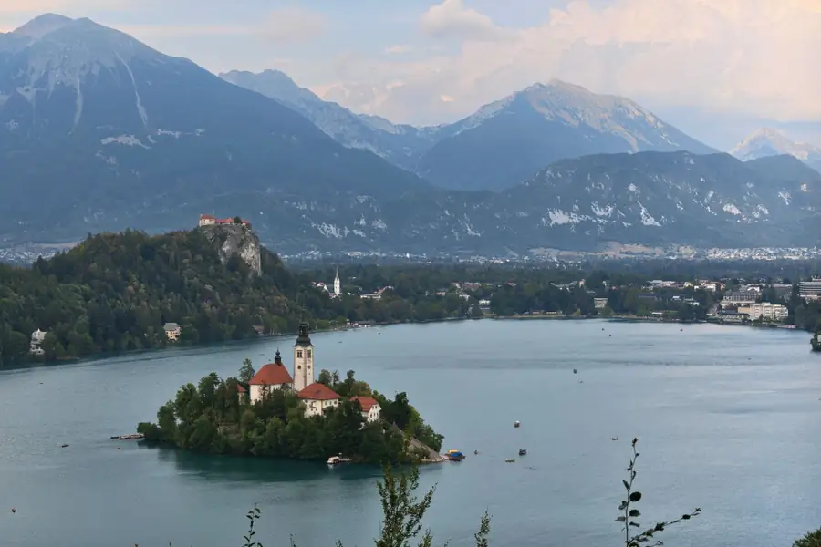 Lago Bled com a igrejinha na ilha e os Alpes Julianos ao fundo Lago Bled com a igrejinha na ilha e os Alpes Julianos ao fundo
