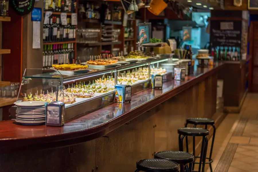 Bar de tapas em Barcelona com uma ampla seleção de pinchos no balcão Bar de tapas em Barcelona com uma ampla seleção de pinchos no balcão