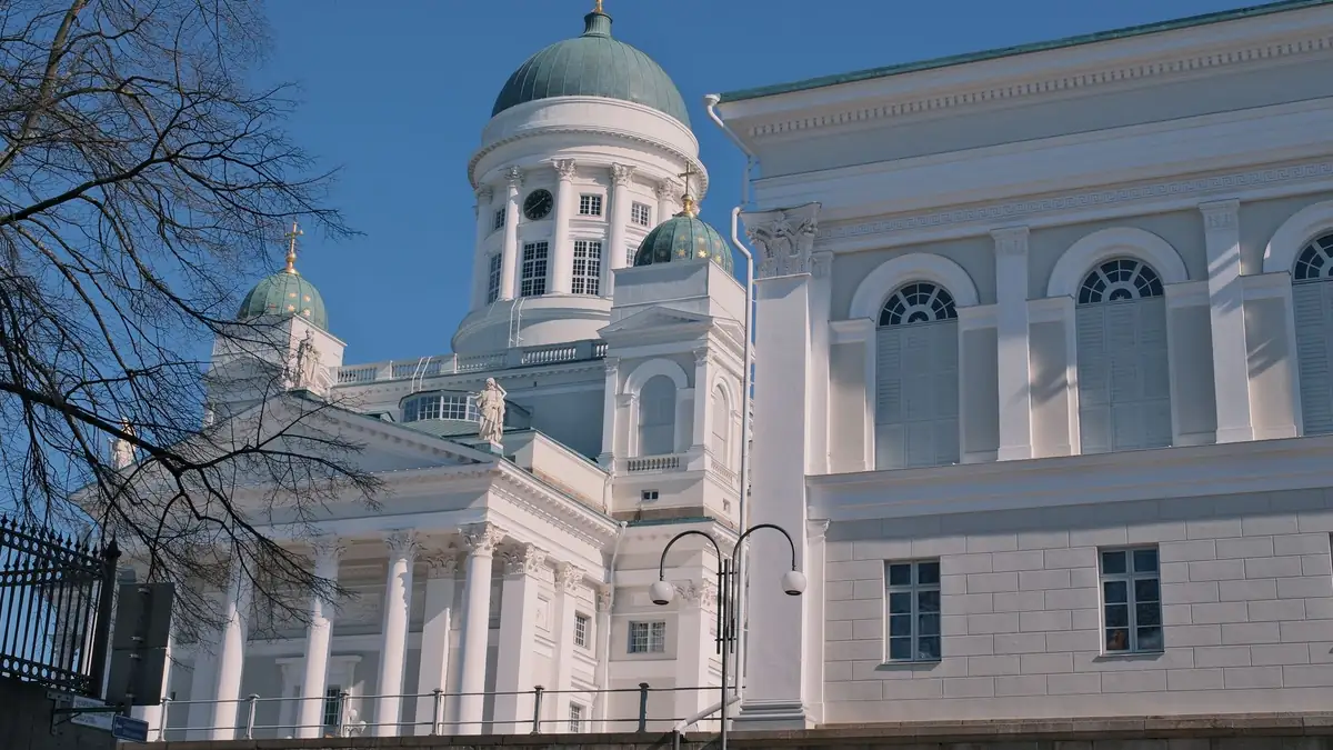 Catedral de Helsinque com cúpulas verdes sob céu azul