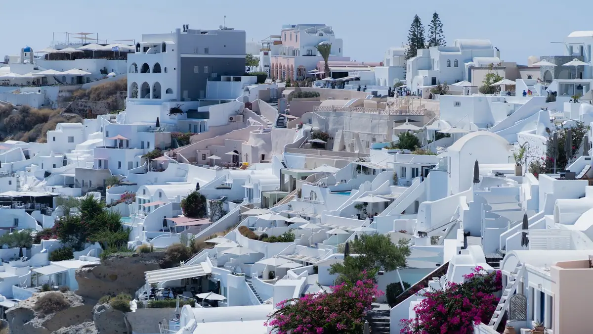 Casas brancas de Santorini diante do mar Egeu