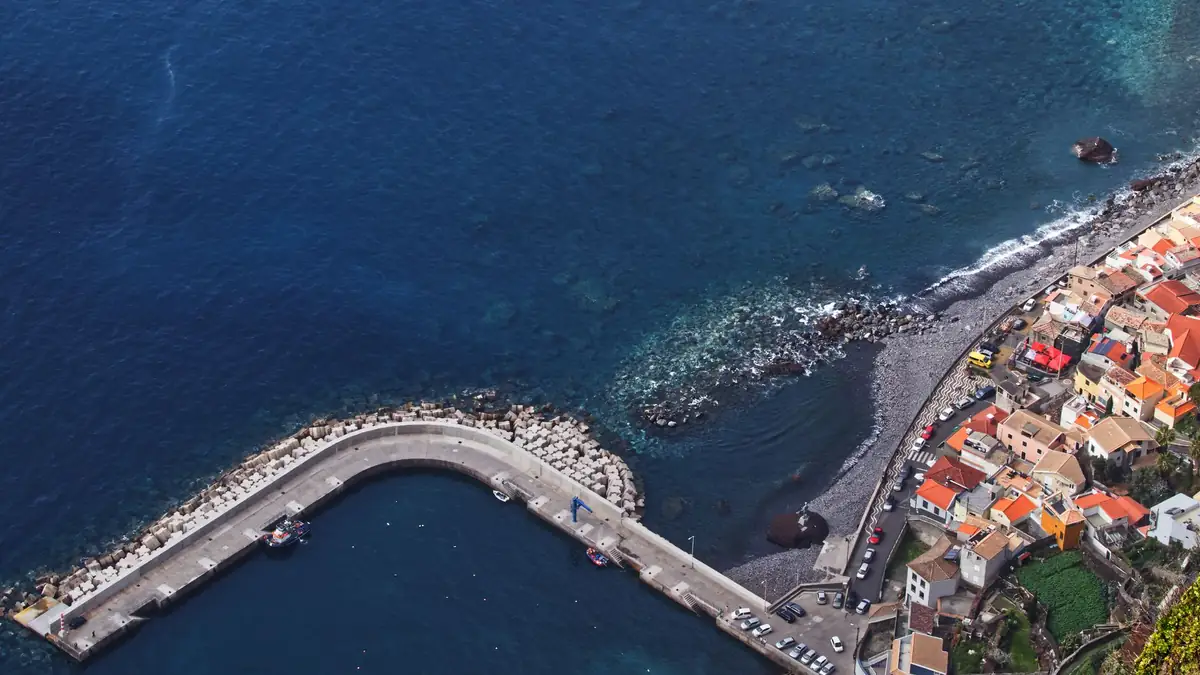 Vista aérea do porto e da costa de Funchal, na Ilha da Madeira