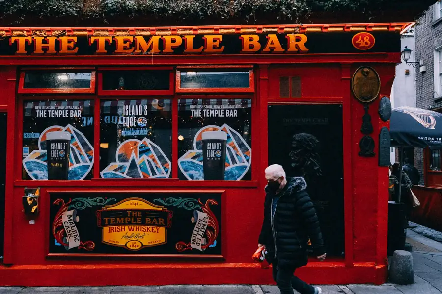 Fachada vermelha do Temple Bar, tradicional pub de Dublin Fachada vermelha do Temple Bar, tradicional pub de Dublin
