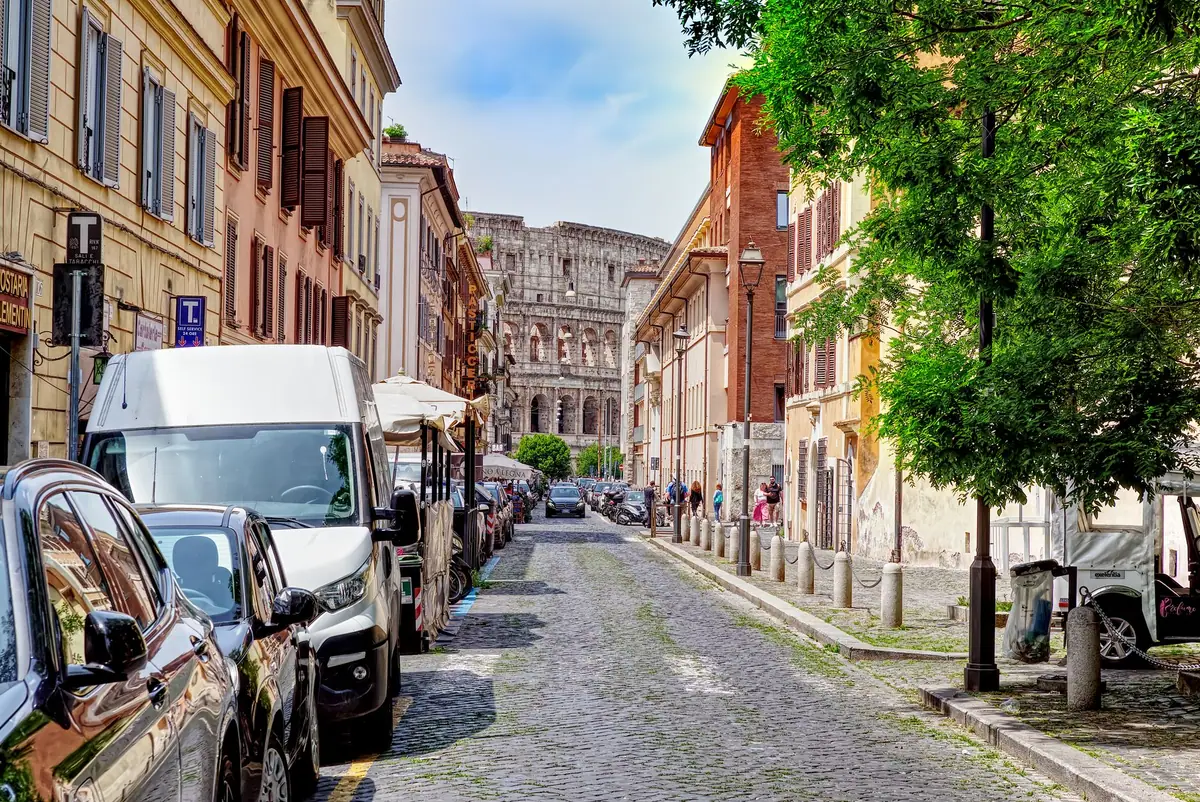 Rua em Roma com o Coliseu ao fundo