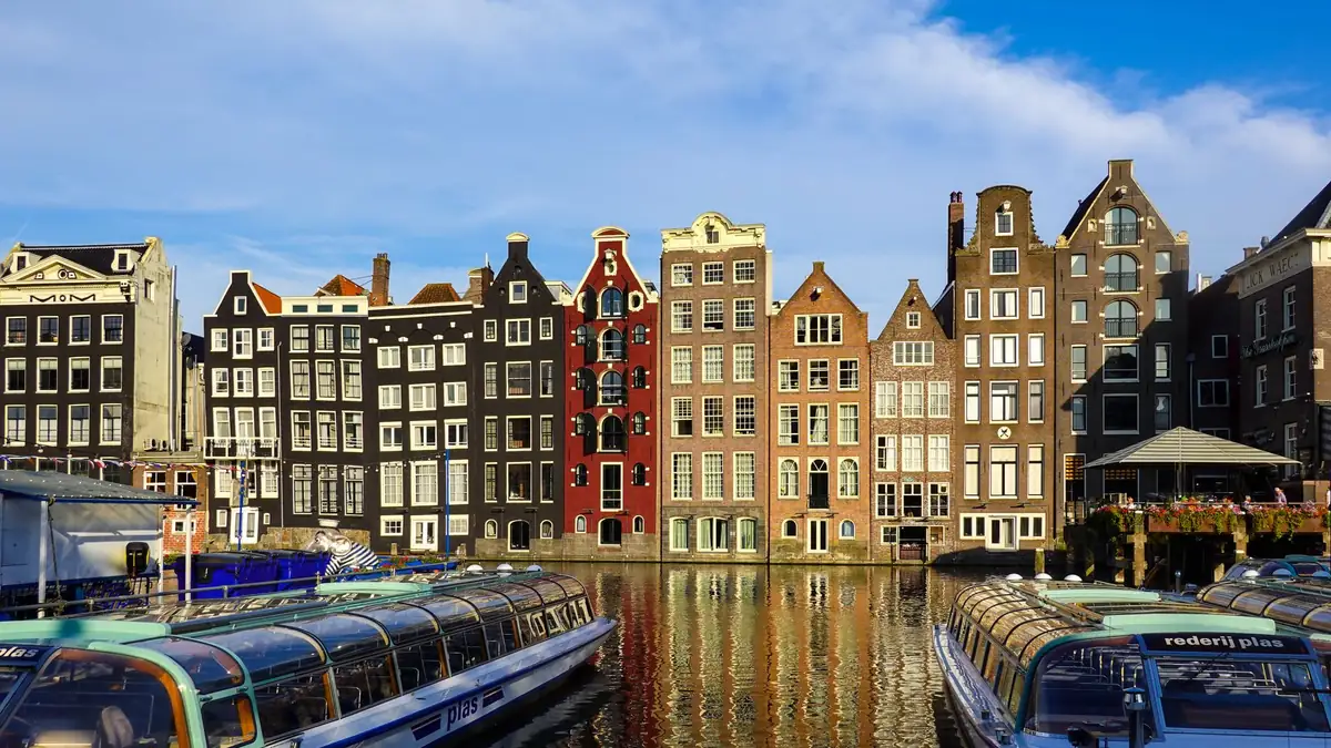 Canal de Amsterdã com casas típicas e bicicletas