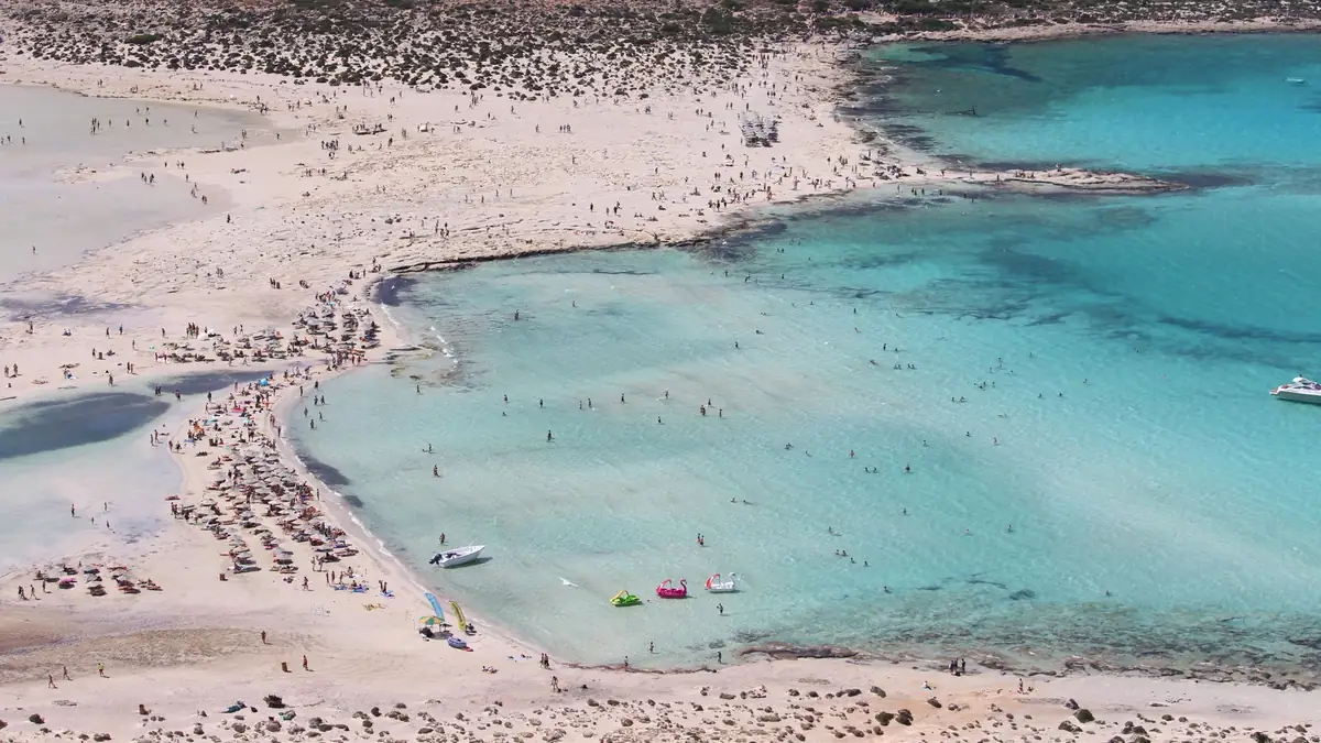 Baía de águas turquesa e areia clara na ilha de Creta
