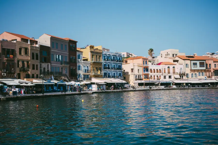 Porto veneziano de Chania, em Creta, com barcos e casas coloridas