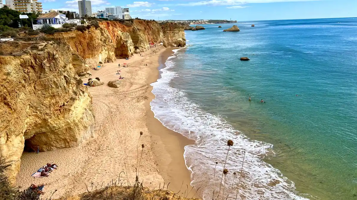 Falésias douradas e mar azul em uma praia do Algarve, em Portugal