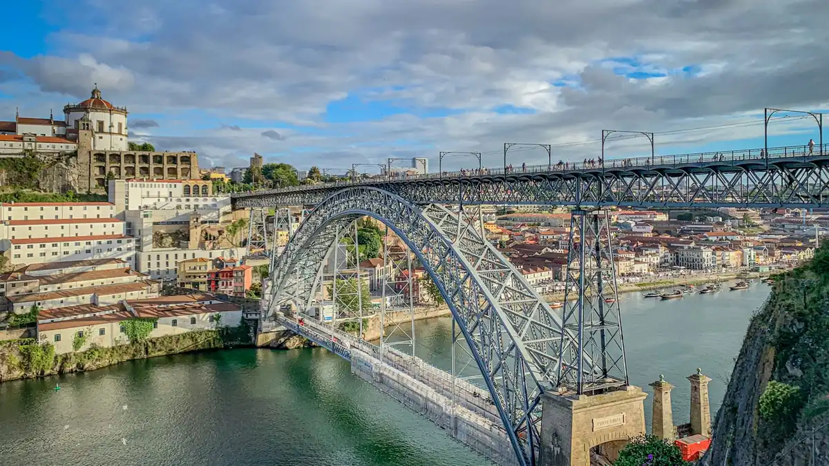 Ponte Dom Luís I sobre o rio Douro, no Porto