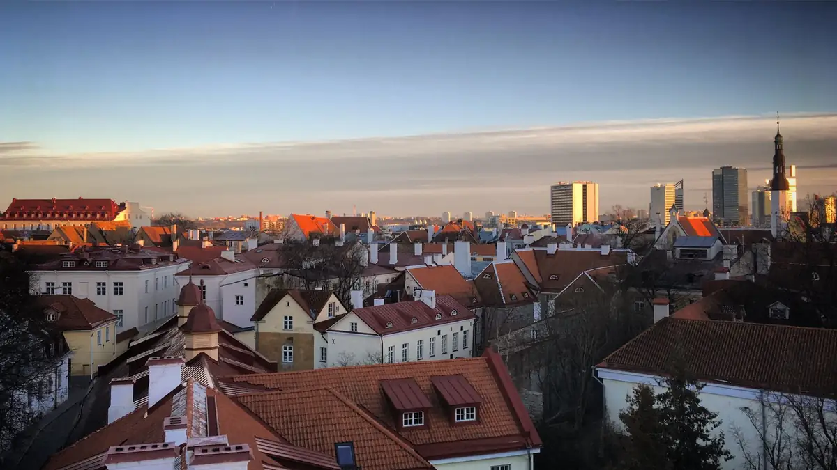 Vista aérea da cidade velha de Tallinn com telhados vermelhos ao pôr do sol