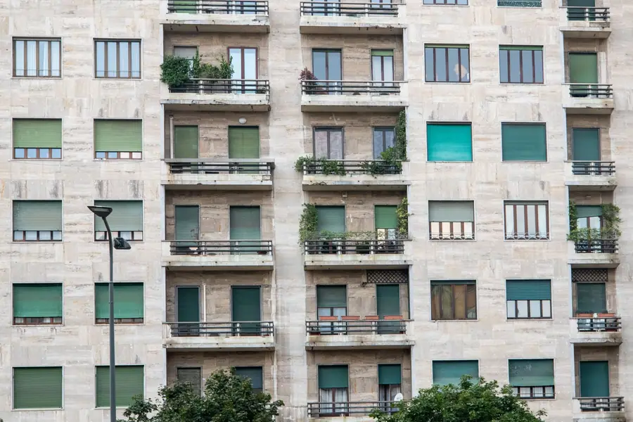 Fachada de um prédio residencial com varandas em Milão Fachada de um prédio residencial com varandas em Milão