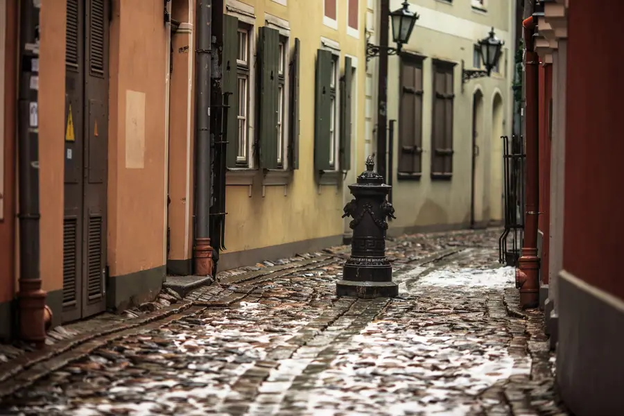 Rua de paralelepípedos em uma cidade europeia em um dia de inverno Rua de paralelepípedos em uma cidade europeia em um dia de inverno