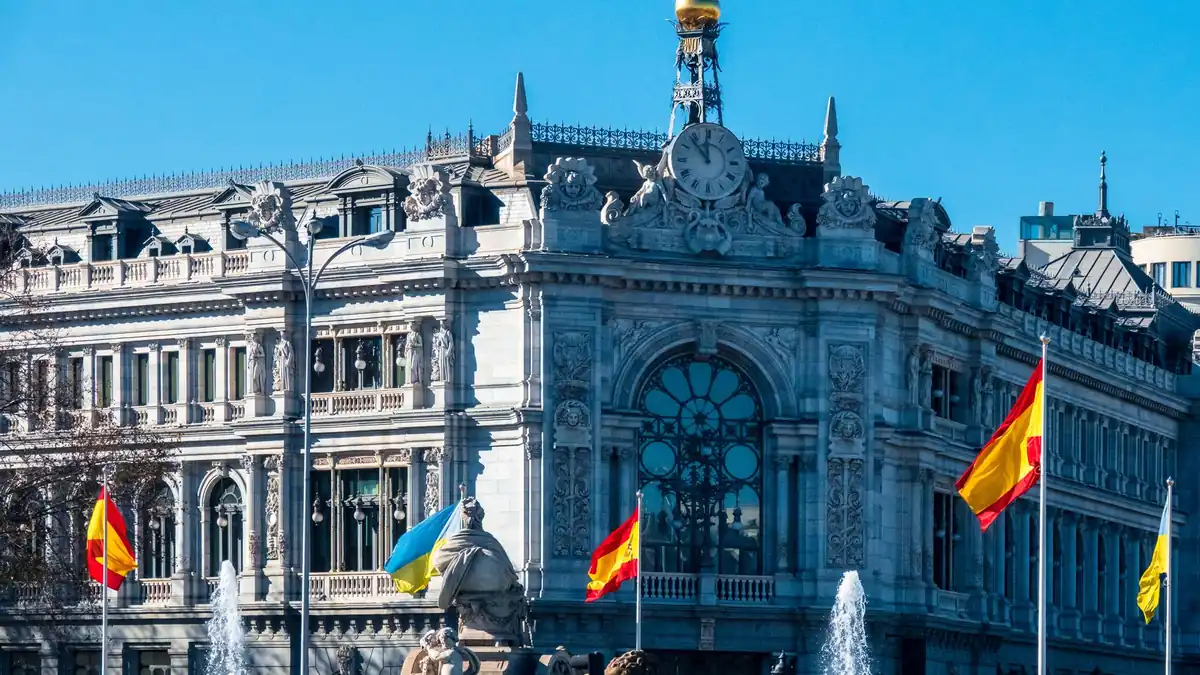 Prédio histórico do Banco da Espanha, em Madri, decorado com bandeiras