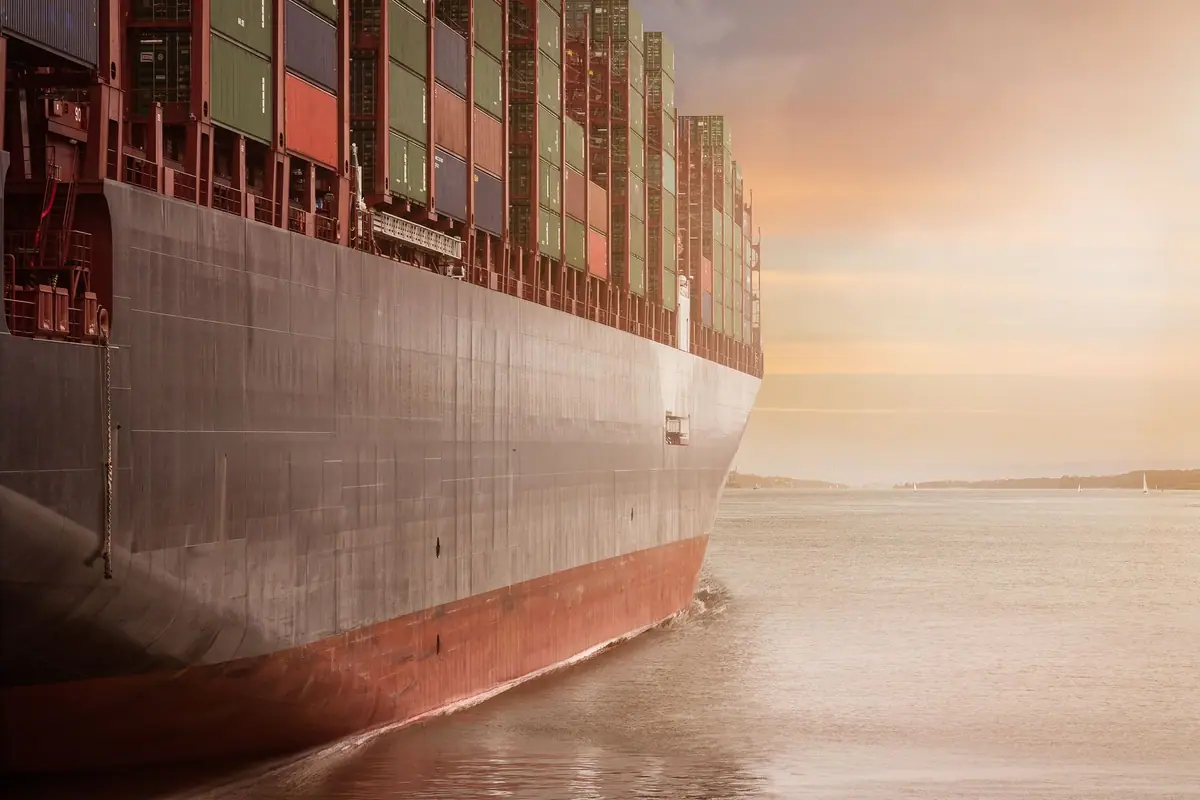 Navio de carga carregado de contêineres navegando em águas calmas