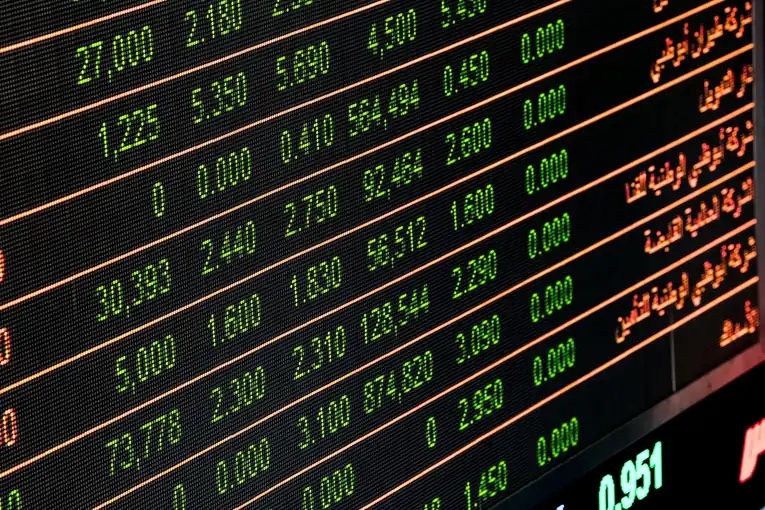 Tela de bolsa com números e dados de mercado financeiro