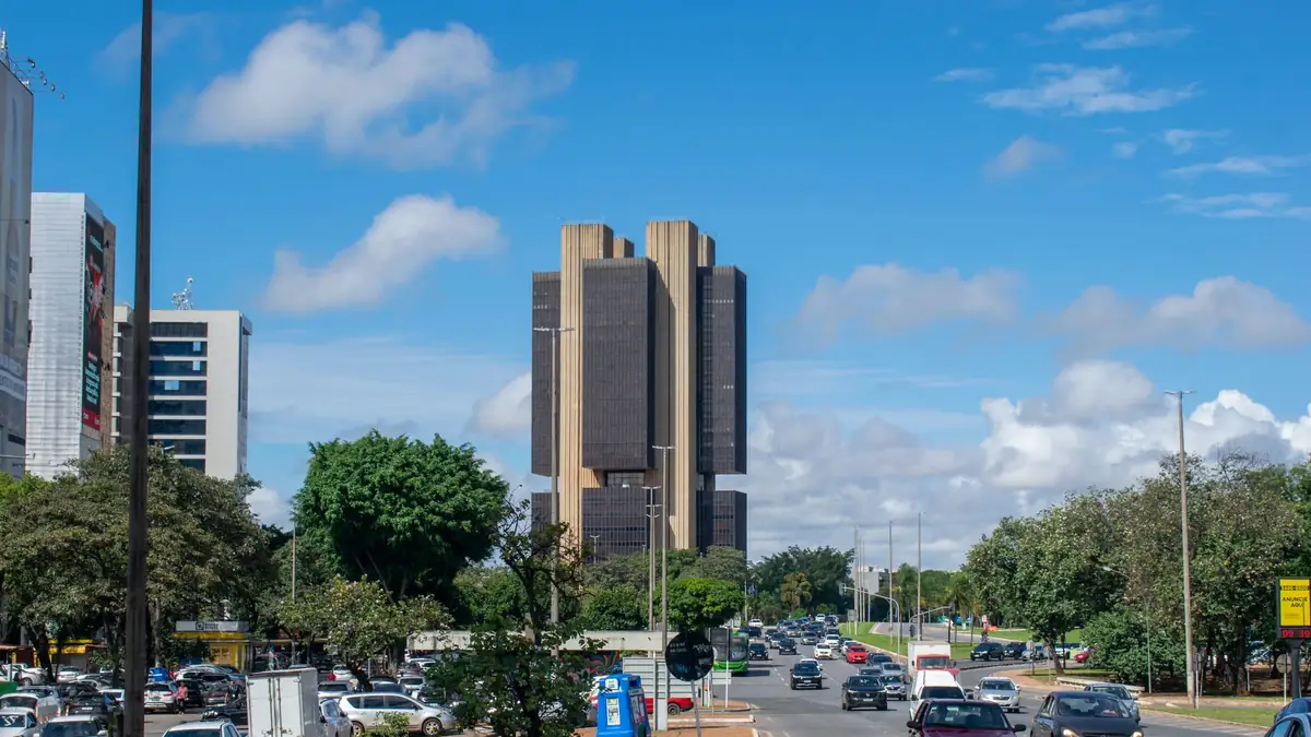 Prédio do Banco Central do Brasil em Brasília com céu azul