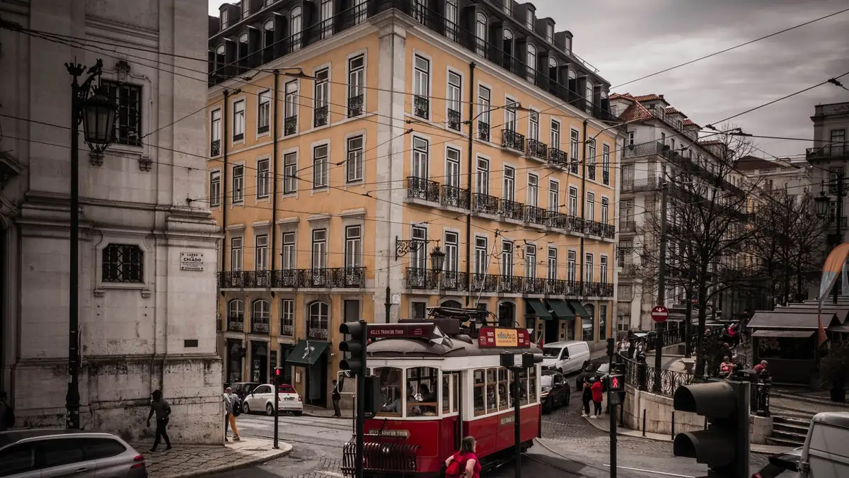 Rua de Lisboa com casas coloridas e bonde