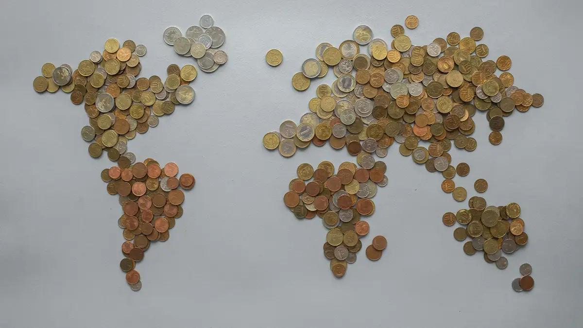 Mapa-múndi montado com moedas de vários países