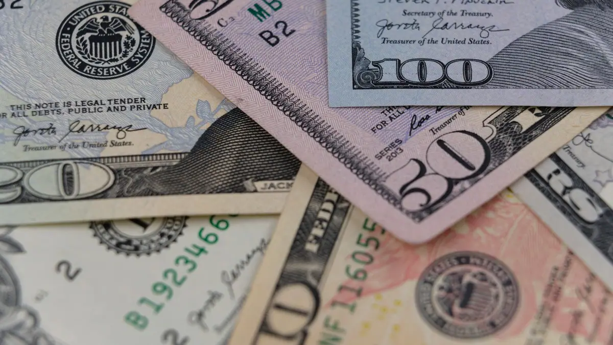Notas de 50 e 100 dólares americanos em close