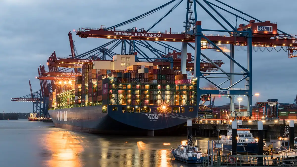 Navios porta-contêineres em um porto movimentado