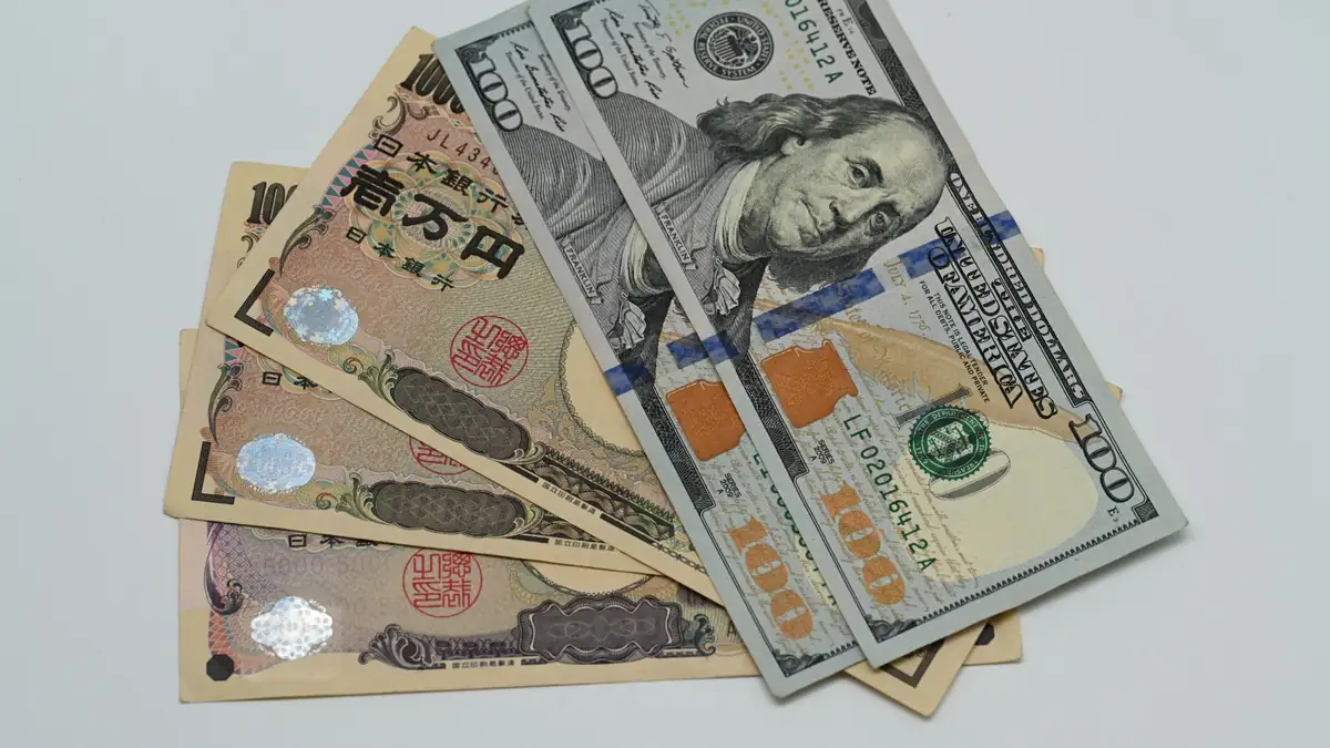 Notas de dólar e de iene japonês lado a lado