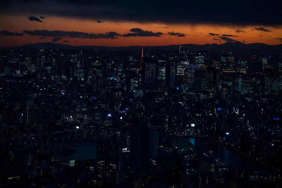 Skyline de Tóquio ao entardecer com prédios iluminados