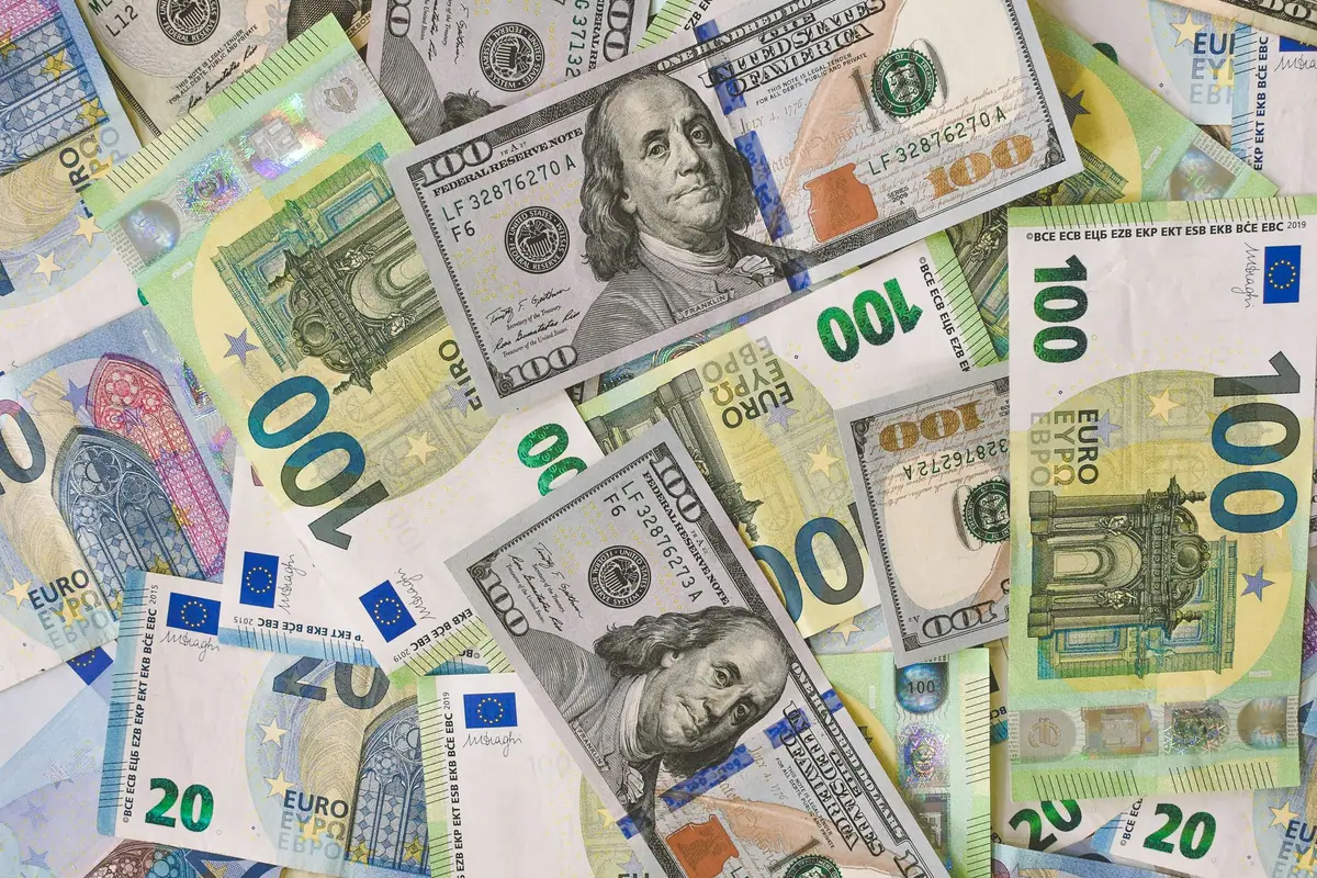 Colagem de cédulas de euro e dólar