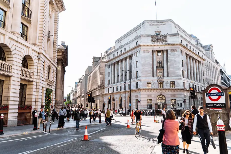 Rua movimentada do distrito financeiro de Londres perto da estação Bank Rua movimentada do distrito financeiro de Londres perto da estação Bank