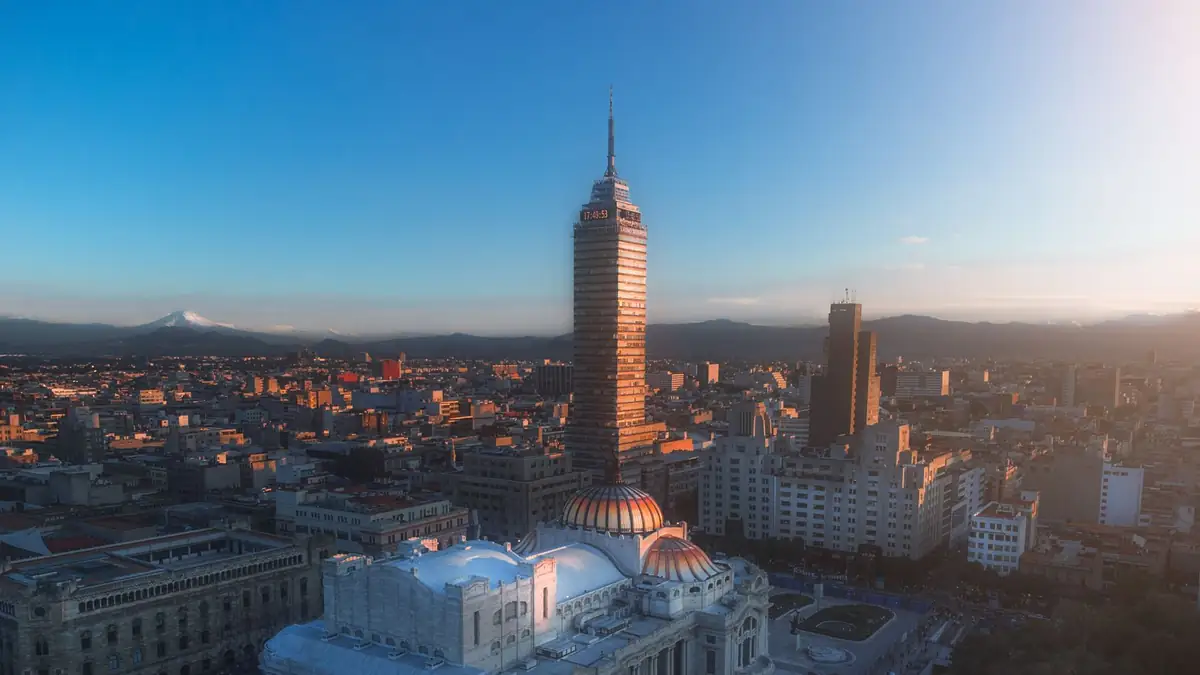 Panorama da Cidade do México com a Torre Latinoamericana ao pôr do sol