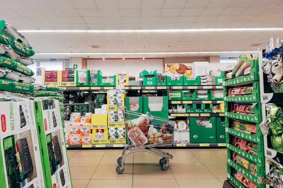 Carrinho de compras em um corredor de supermercado na Itália Carrinho de compras em um corredor de supermercado na Itália