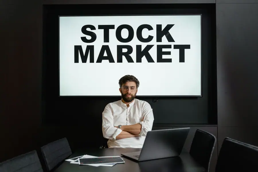 Executivo em um escritório moderno diante de uma tela com dados do mercado Executivo em um escritório moderno diante de uma tela com dados do mercado