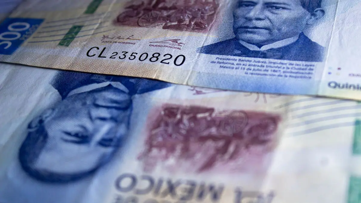 Notas de 500 pesos mexicanos em close com o retrato de Benito Juárez