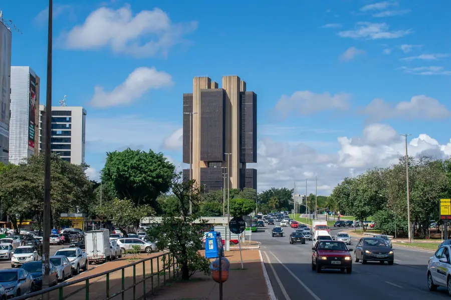 Edifício do Banco Central do Brasil em Brasília sob um céu azul Edifício do Banco Central do Brasil em Brasília sob um céu azul
