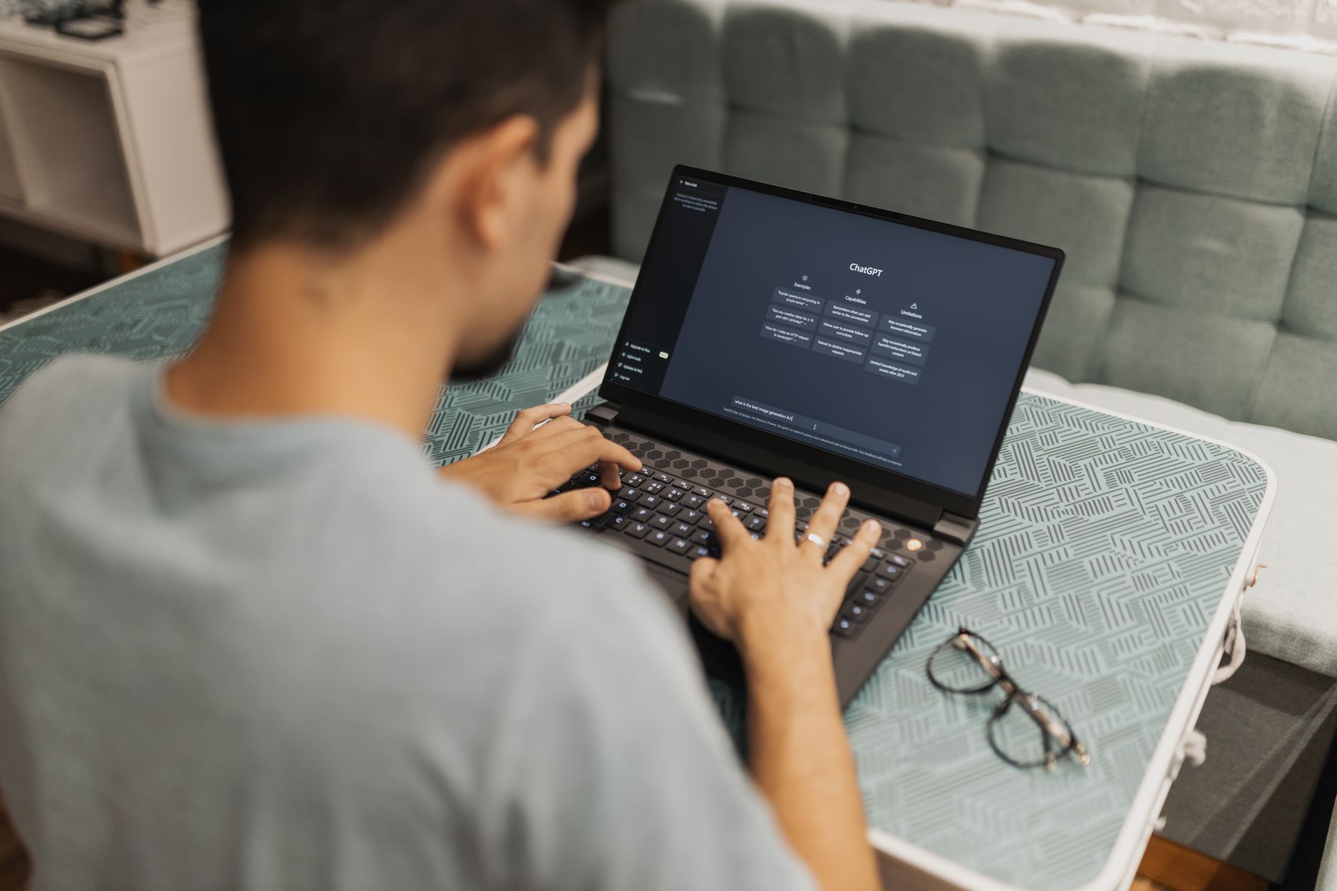 Freelancer trabalhando no notebook com uma ferramenta de inteligência artificial aberta