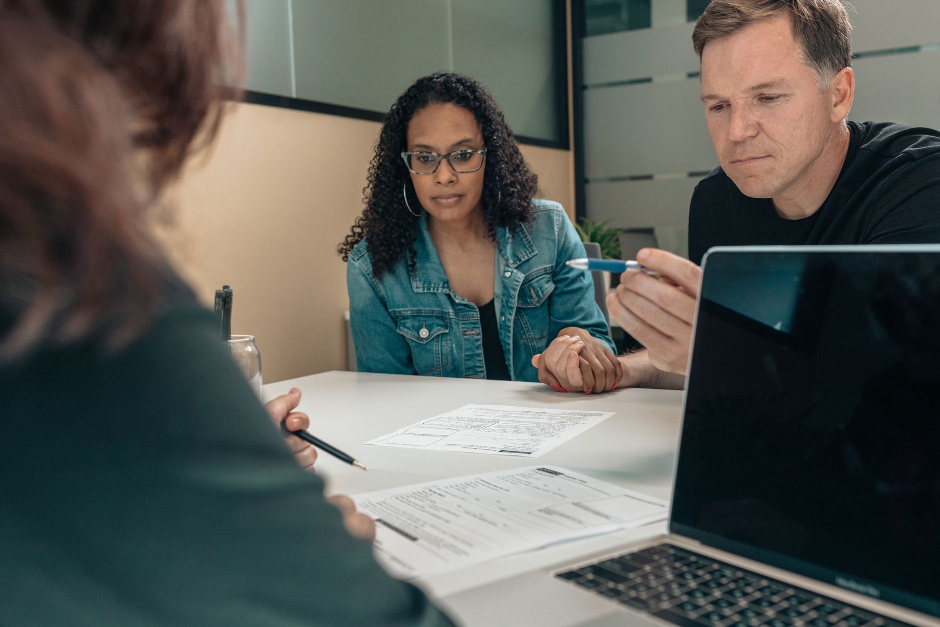 Freelancer conversando com cliente enquanto analisa uma proposta de trabalho no notebook