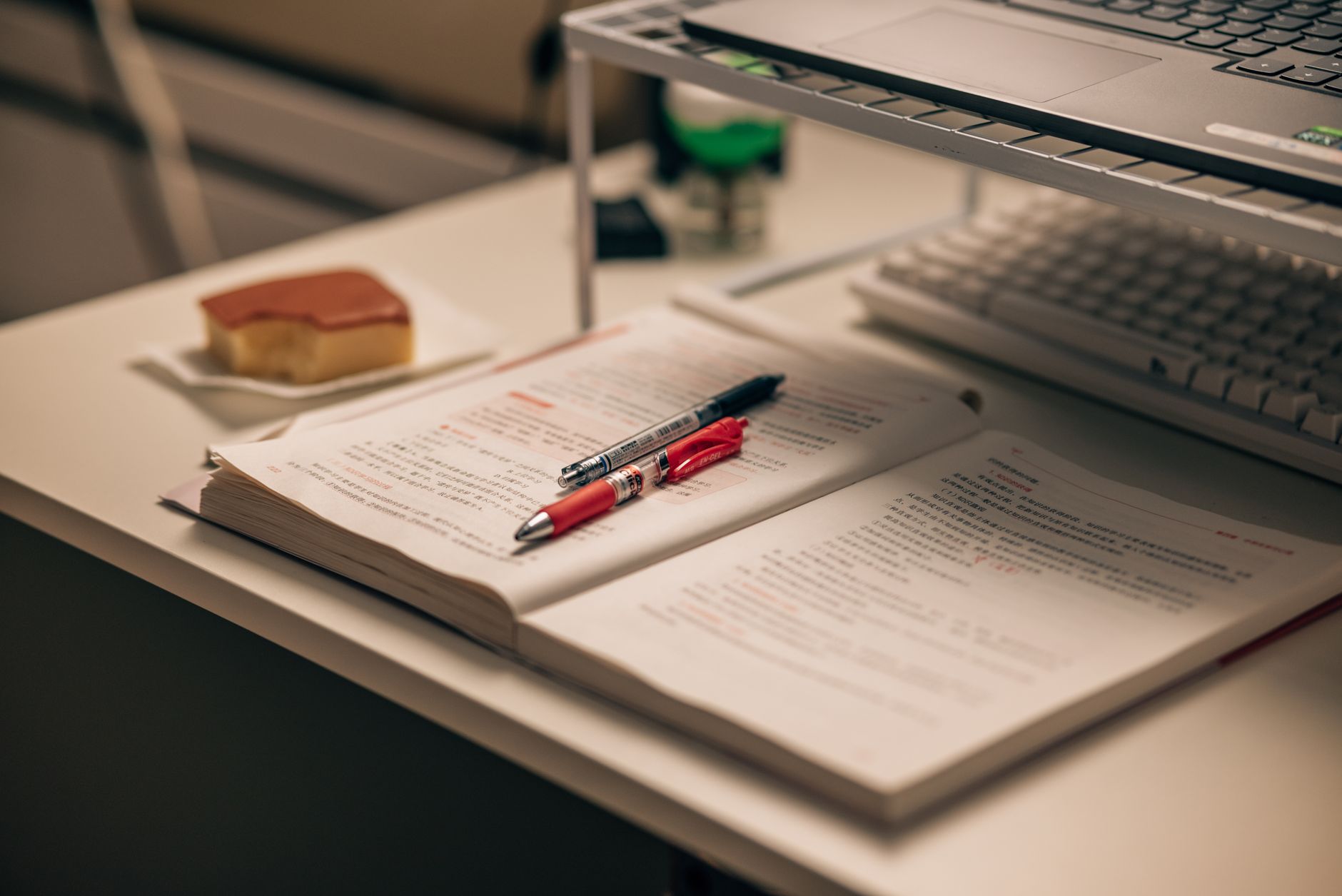 Pessoa preparando a mesa e o computador para começar o trabalho em casa