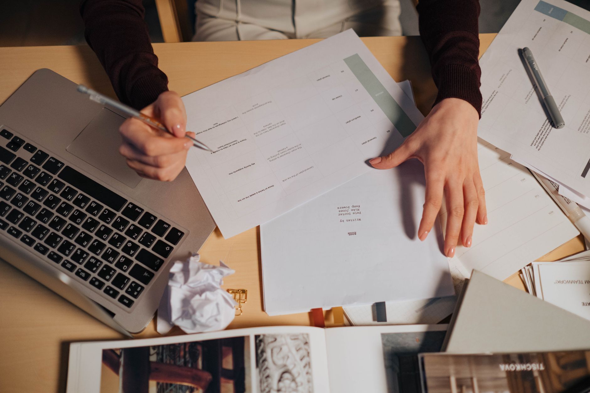 Freelancer analisando um orçamento em um notebook sobre a mesa de trabalho