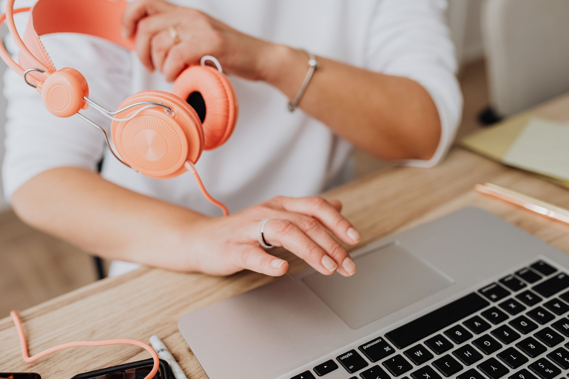 Pessoa trabalhando em laptop com ferramentas digitais abertas na mesa de home office