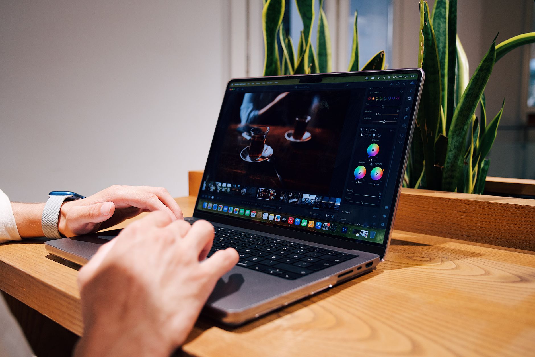 Editor de vídeo trabalhando em um computador em um home office organizado