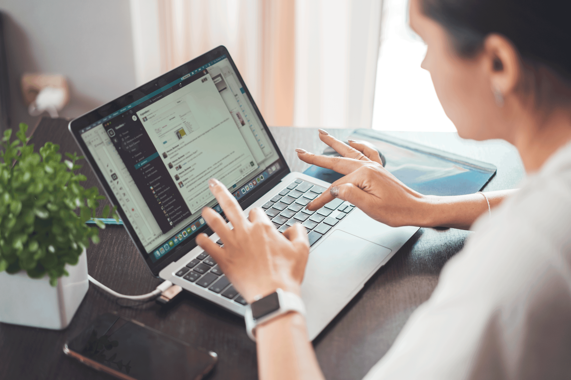 Pessoa pesquisando vagas remotas em um notebook sobre a mesa de trabalho