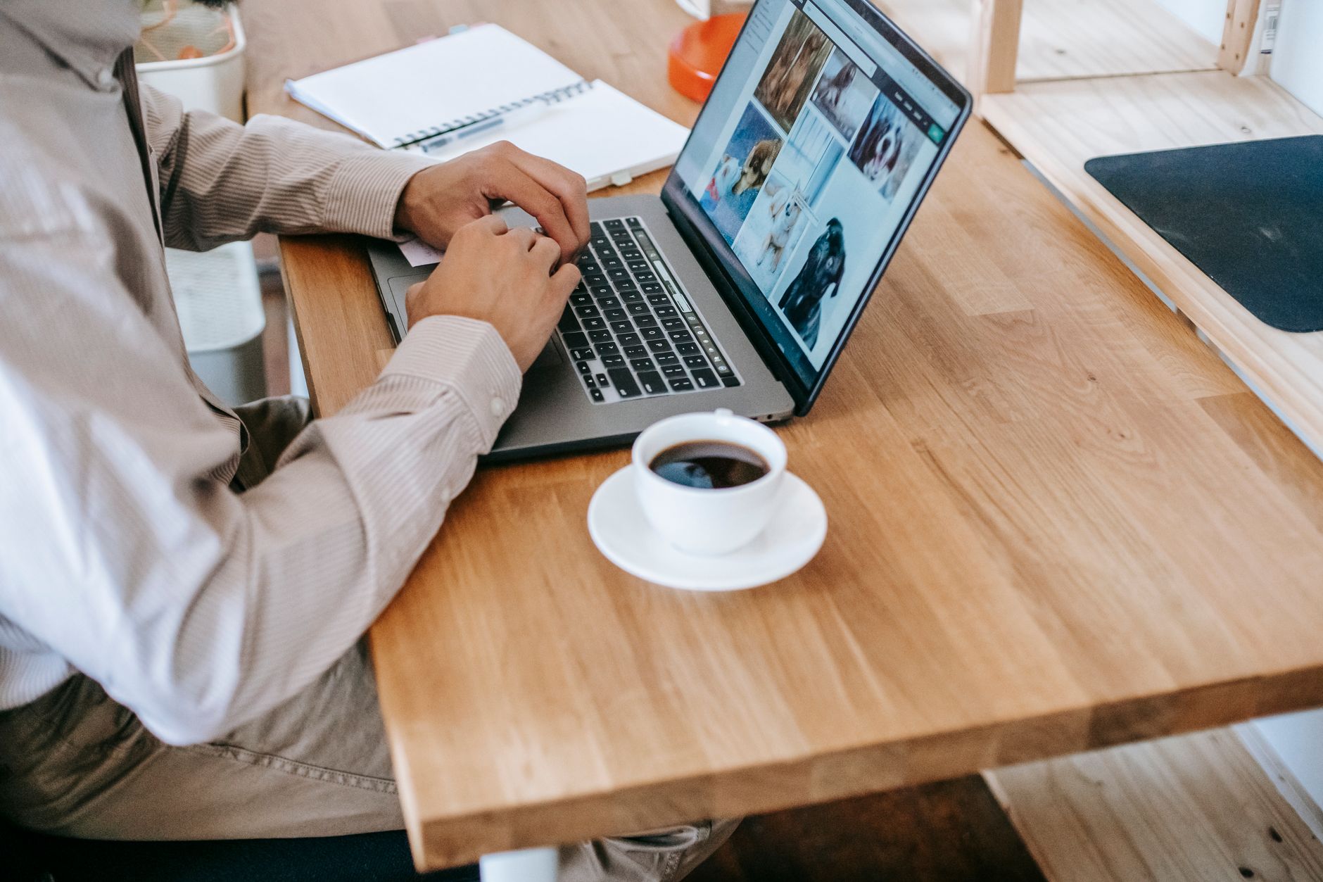 Profissional trabalhando em casa diante do notebook enquanto organiza sua presença profissional