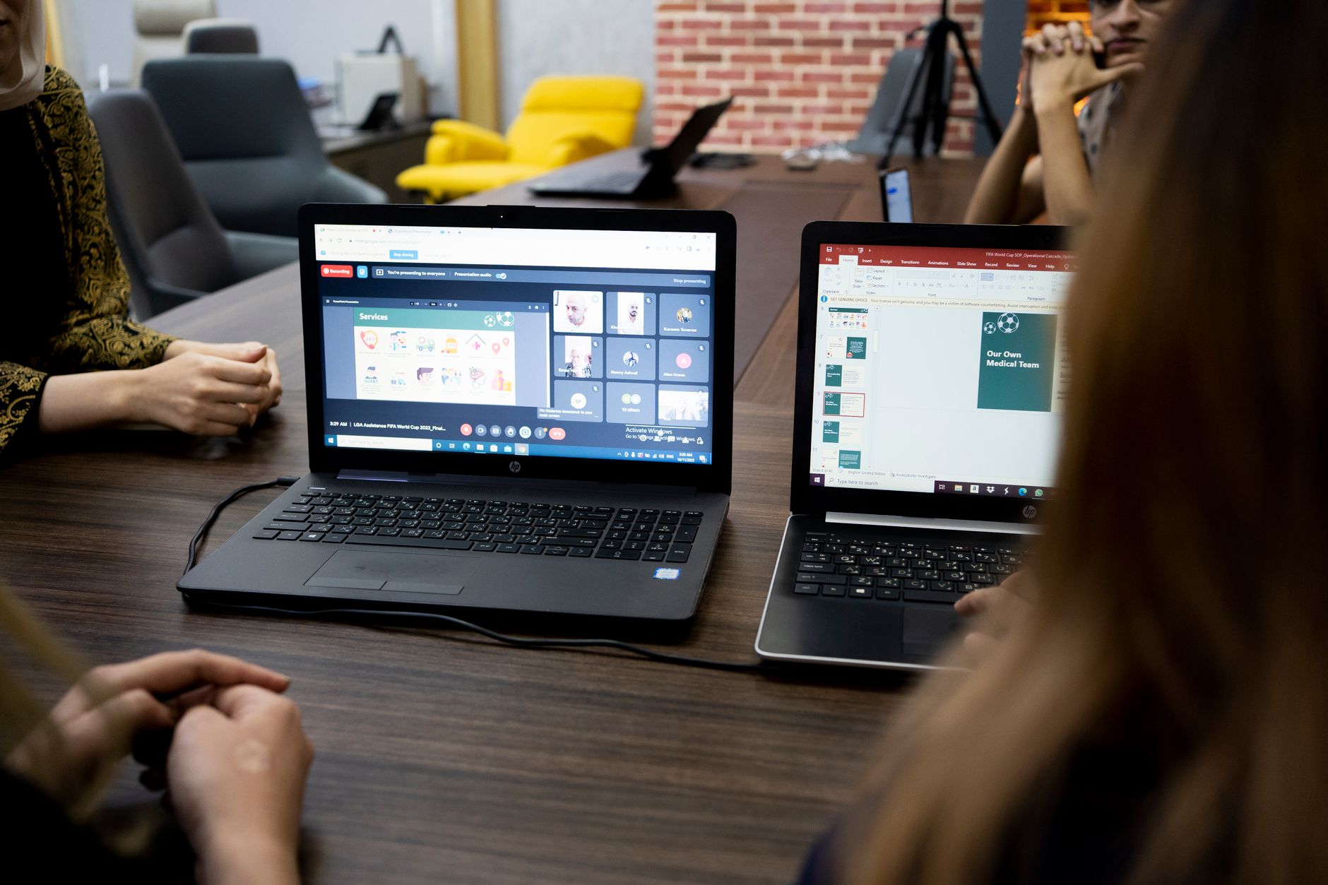 Personal branding para quem trabalha remoto Team discusses projects during a virtual and in-person meeting in a Dubai office.