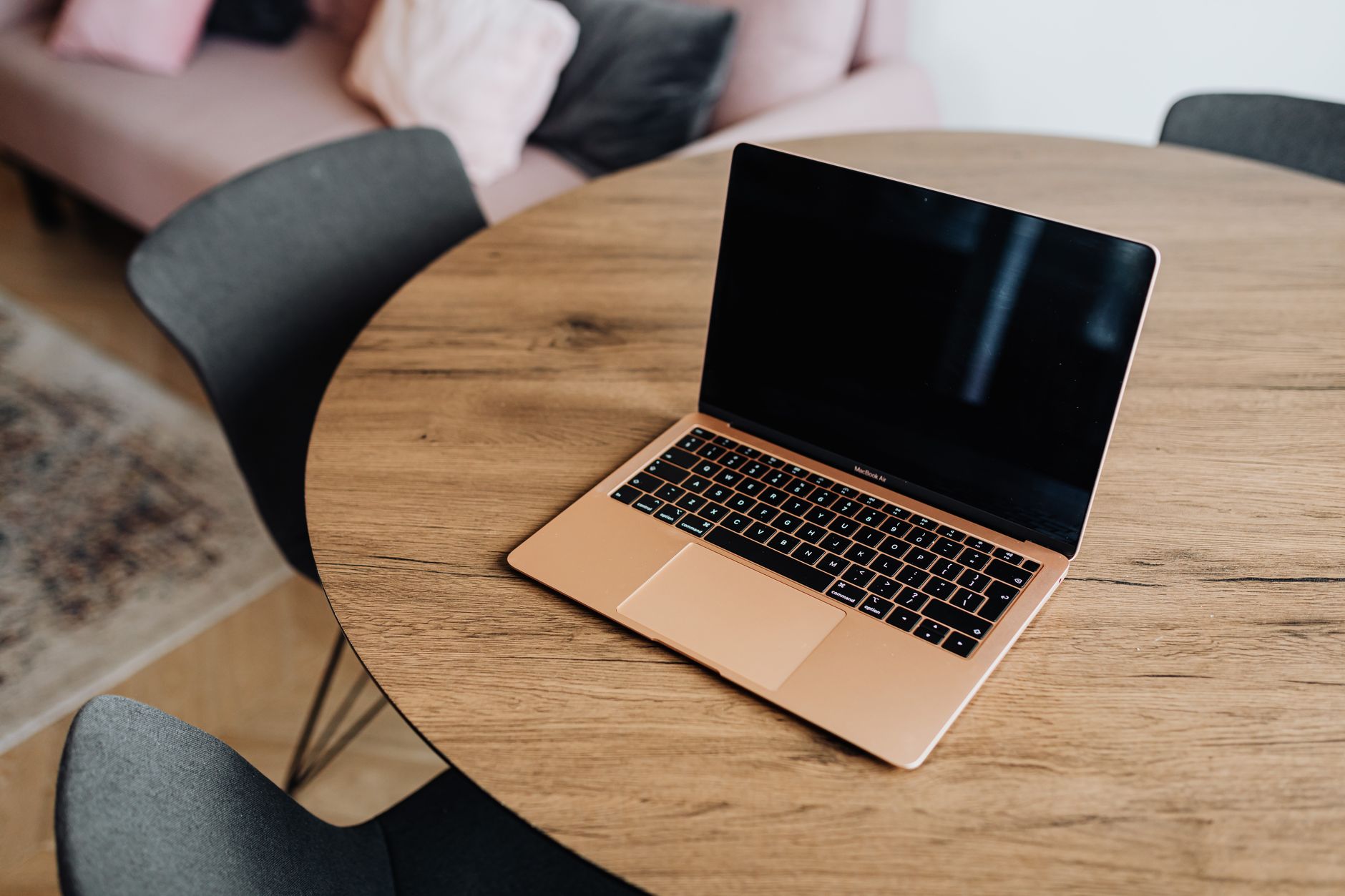 Pessoa iniciante trabalhando em uma proposta freelancer no laptop em uma mesa de home office