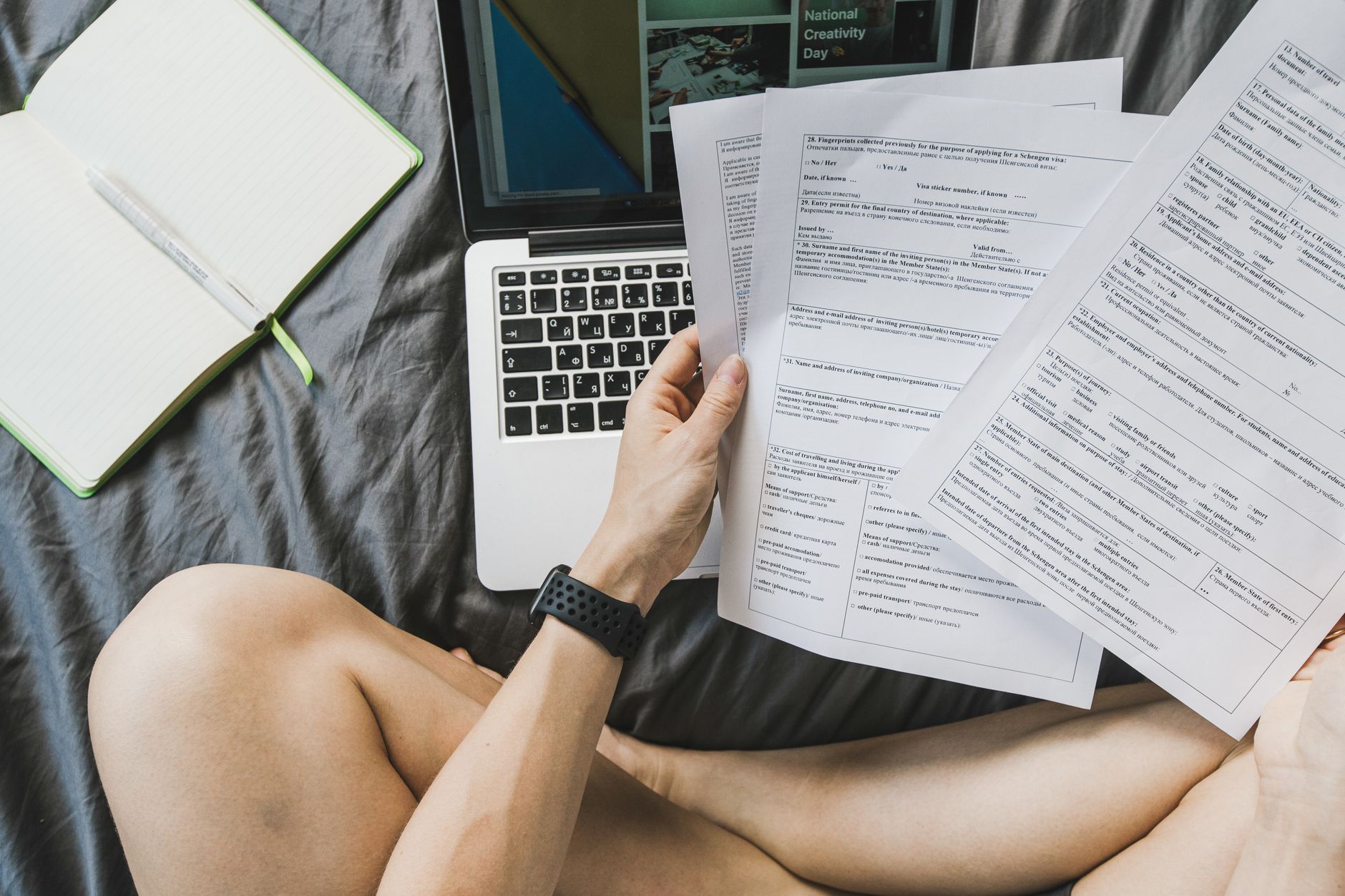 Freelancer organizando projetos em um portfólio no laptop sobre uma mesa de trabalho