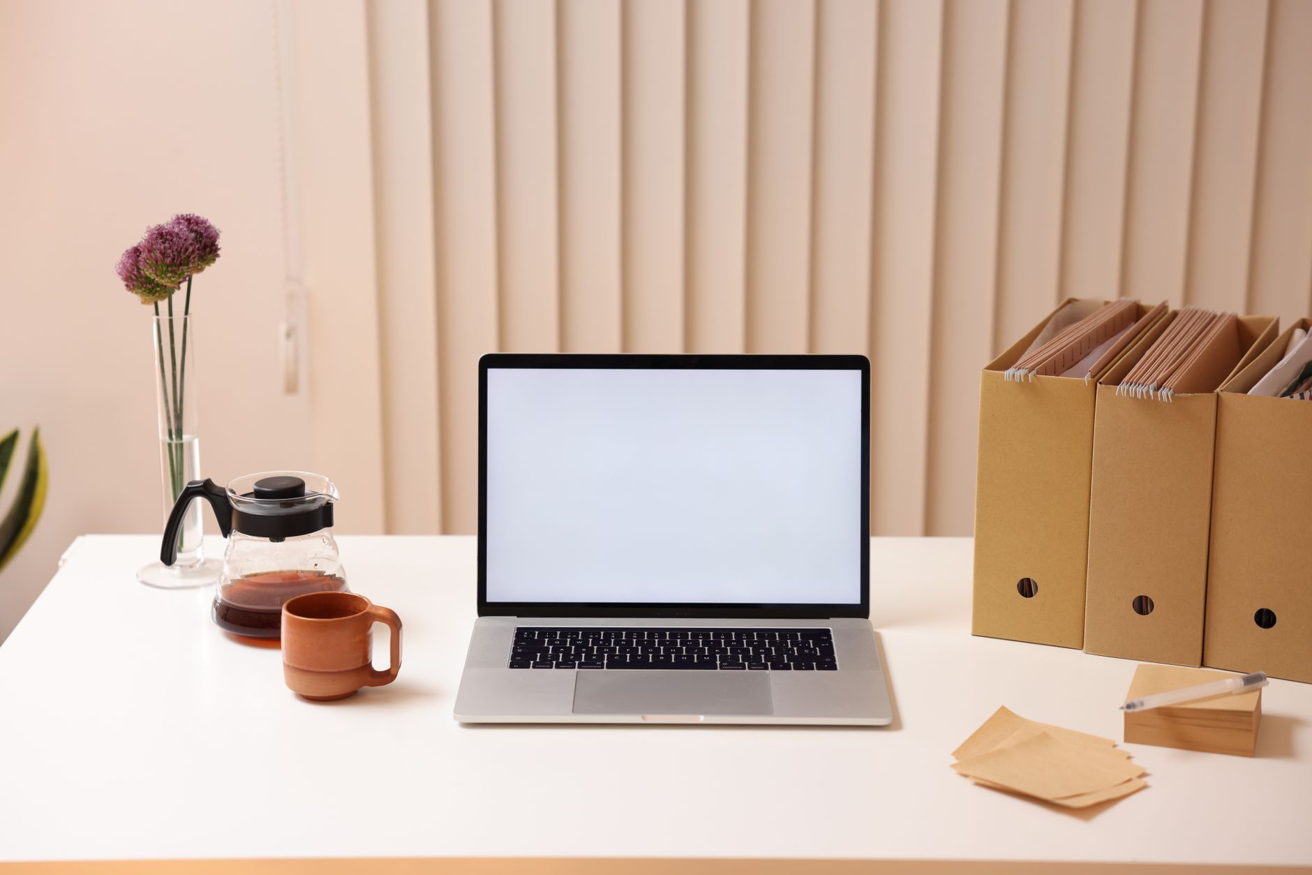 Profissional organizando projetos em um portfólio online no laptop em casa